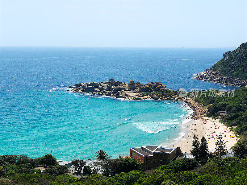 在一个完美的阳光明媚的夏天，一个拥挤的Llandudno Bach高角度水平视图